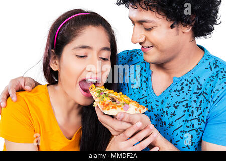 Zwei Young-Couple liebevolle junge seiner Freundin Fütterung mit pizza Liebe Romantik Stockfoto