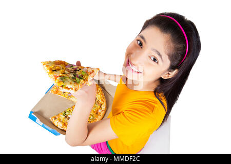 Lächelnd Zwei junge Teen Girl Holding Scheibe Lecker - Pizza Essen Stockfoto