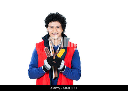Ein junger Mann In-Winter Kleidung Holding leckeres Eis essen Stockfoto