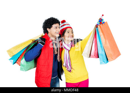 Zwei Teenager Freund In-Winter Kleidung Shopping Taschen Zeigefinger etwas Stockfoto