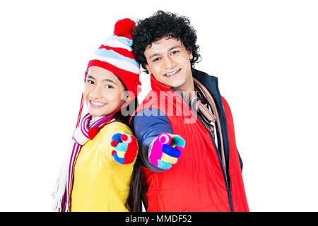 Lächelnd zwei jungen Freund Winterkleidung Zeigefinger zeigen Winter-saison Stockfoto