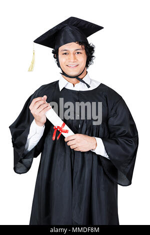 Ein Teenager tragen Cap und Graduierung kleid Holding Grad Stockfoto