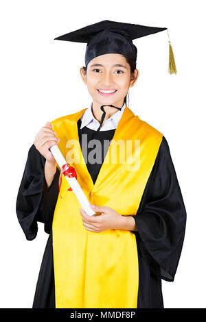 Porträt eines College Mädchen an der Staffelung Kleid nach dem Diplom Stockfoto