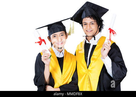 Zwei Teenager College Girl, Boy an der Staffelung Kleid holding Grad-Zertifikat Stockfoto