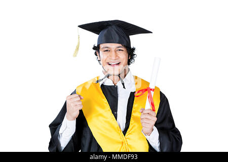 Glücklich eine Staffelung der männlichen Studenten zeigt Diploma-Certificate Erfolg Bildung heiter Stockfoto