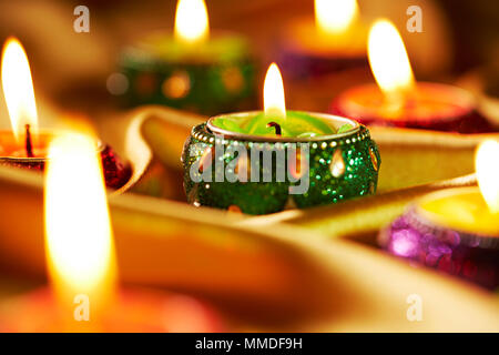Indian Festival Diwali Dekorative und traditionellen beleuchteten Diwali Lampen Kerzen Stockfoto