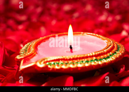 Diwali Diya Lampe - Bunt Ton diya Lampen während Diwali Fest Feier lit Stockfoto