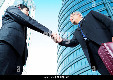 Zwei Geschäftsleute Abkommen Deal Hände schütteln. Unternehmer und Handshake Stockfoto