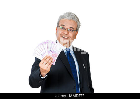 Einem alten Mann mit indischen Banknoten Geld Einkommen Stockfoto