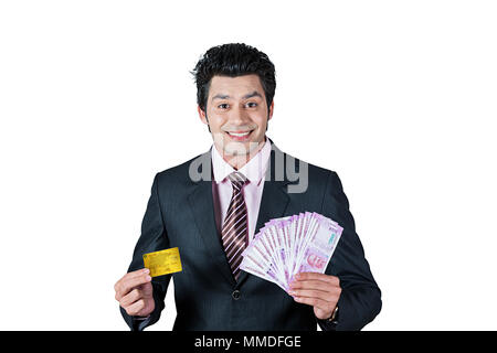 Ein Mann mit Debitkarte mit Two-Thousand Rupee Banknoten Stockfoto