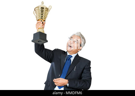 Lachend eine männliche Gewinnen Trophäe Cup erfolgreich Feiern Fröhliche Stockfoto