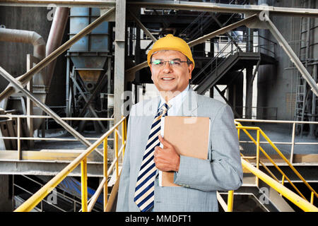 Portrait der männlichen Factory supervisor Holding Zwischenablage Maschinen in der Fabrik - Industrie Stockfoto