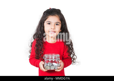 Ein kleines Mädchen, dass Jar von Münzen Geld sparen Sparschwein Stockfoto