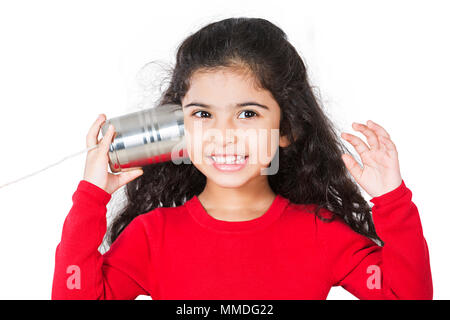 Gerne Ein kleines Mädchen Anhörung durch eine Blechdose Spaß Fröhliche Stockfoto