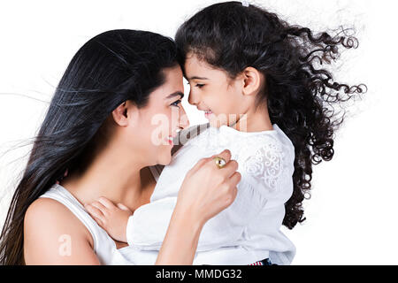 Glückliche Mutter und Kind Tochter berühren mit Stirn und Suchen - an - jeder Stockfoto