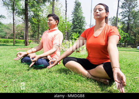 Zwei Paar Üben Yoga im Park, Yoga Padmasana meditieren Workout Stockfoto