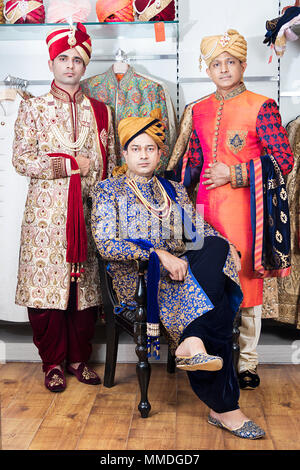 Drei indischen Brüder Männer Bräutigam Hochzeit Sherwani Shopping Inlandsvertrieb Shop Stockfoto