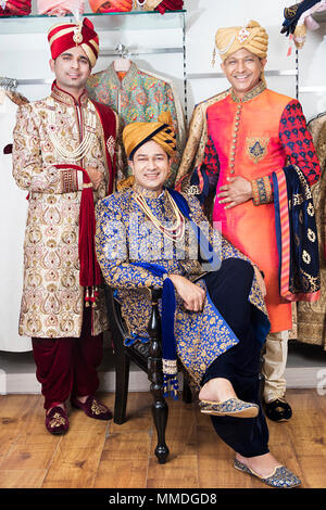 Drei Mens Cousin Brüder kaufen Hochzeit Sherwani Shopping Inlandsvertrieb Store Stockfoto