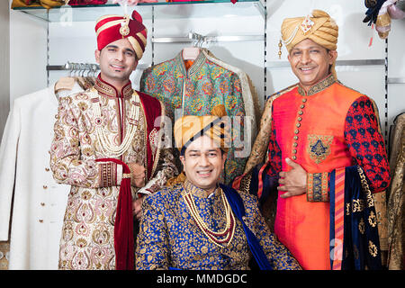 Threee Mens Brüder Hochzeit Sherwani - Kleid Kunden Einkaufen kaufen Kleidung Market-Shop Stockfoto