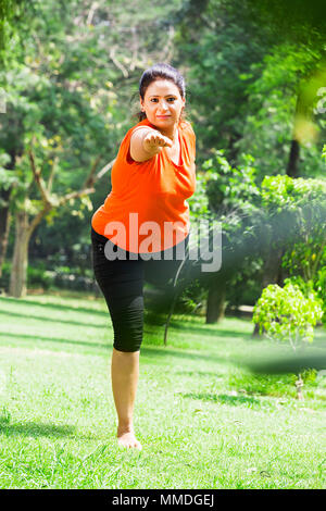 Eine Frau Yoga Fitness Übung dehnen Morgen Workout Park Stockfoto