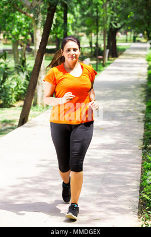 Eine weibliche Gehweg laufen Fitness Übung Joggen Morning-Workout Park Stockfoto