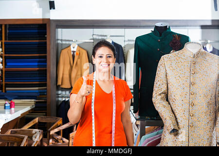 Indische Boutique Frau Kleid Designer Maßgeschneiderte angezeigt Thumbs-up Erfolg Clothe-Shop Stockfoto