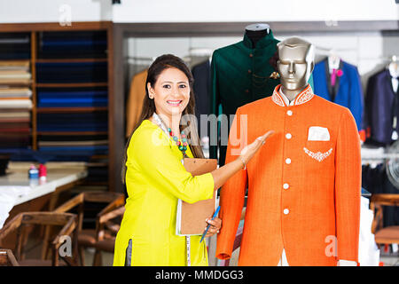 Eine Boutique Female Fashion Designer zugeschnitten, die Mannequin Kleid In-Workshop Stockfoto