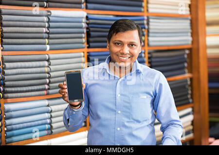 Ein ladenbesitzer Mann Seeling, Handy-Shop Stockfoto