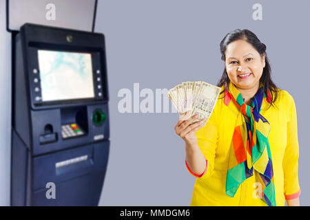 Eine alte Frau, Cash nach Rücktritt vom Geldautomaten Money-Concept Stockfoto