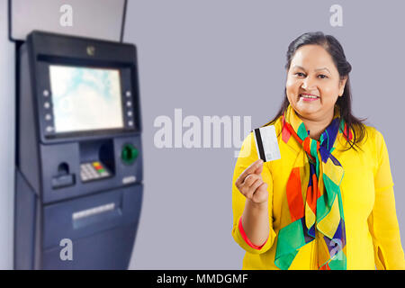 Eine alte Frau Geld abheben von EC-Karte am Geldautomaten Stockfoto