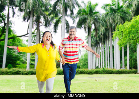 Zwei ältere Paare zusammen Laufen Spaß fröhlich In Garten Stockfoto