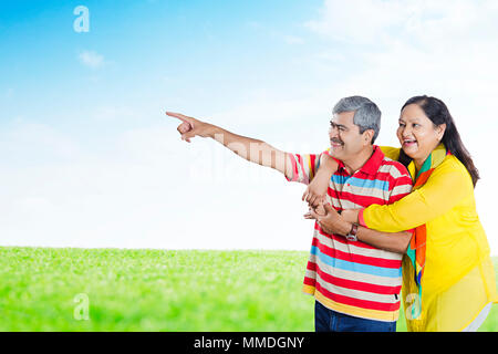 Senior Paar Zeigefinger zeigen gerne Spaß fröhliche In-Park Stockfoto