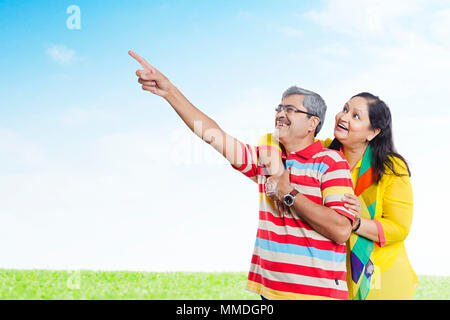 Senior romantische Married-Couple zeigen - bis Finger zeigen Spaß genießen Park Stockfoto