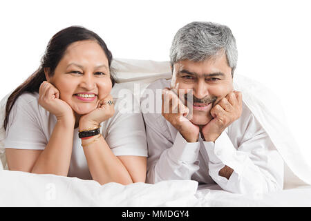 Gerne älteres Paar zusammen Liegend auf Bett entspannende Schlafzimmer Vor-Ort-Service Stockfoto