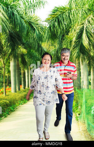 Senior Married-Couple Wandern Gehweg In-Park Joggen morgens Workout Stockfoto