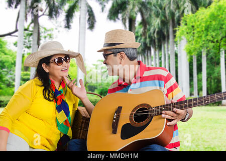 Gerne alte Paar liebe Romance-Date in Picknick im Park mit Gitarre Stockfoto