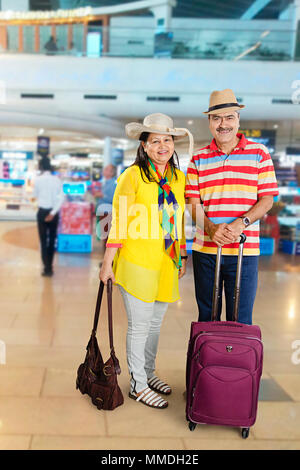 Gerne älteres Paar mit Koffer ist im In-Airport Vacation-Holidays Stockfoto