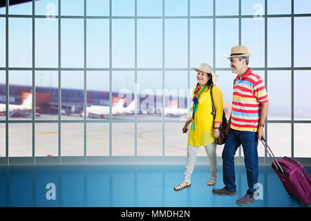 Senior Paar mit Koffer Taschen - am Flughafen sind bereit zur Flucht. Stockfoto