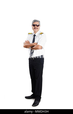 Ein alter Mann in Pilot Uniform Crossed-Arms Ständigen weißen Hintergrund Stockfoto