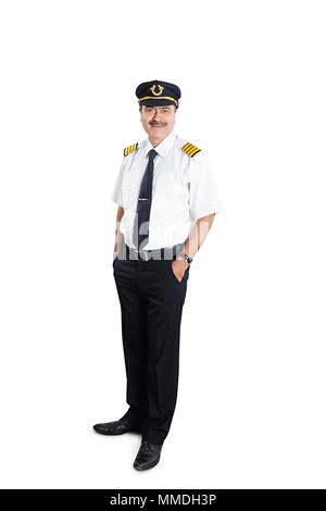 Ein älterer Mann In-Pilot Uniform mit Hands-In - His-Pockets ständigen Posing Stockfoto