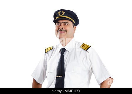Ein alter Mann in Airline Pilot Uniform Weg schauen Beobachten Stockfoto