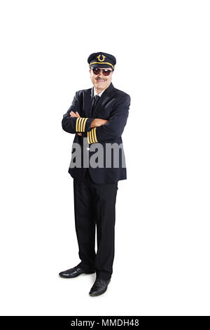 Ein älterer Mann Airline Pilot mit Crossed-Arms Ständigen weißen Hintergrund Stockfoto