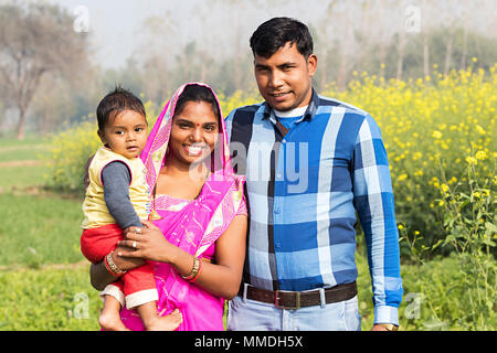 Ländliche Farmer Dorfbewohner Eltern und Baby Sohn ständigen In-Farm Dorf Stockfoto