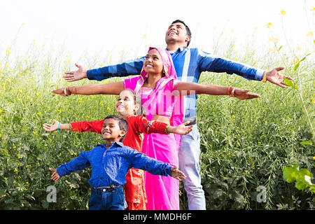 Happy ländlichen Dorf Familie Eltern und Kinder gemeinsam Arms-Outstretched Feld Stockfoto