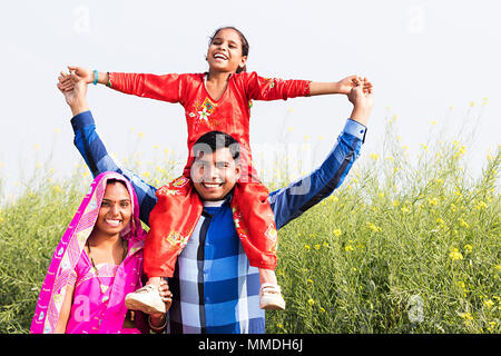 Happy ländlichen Bauern, die Eltern und die kleine Tochter Spaß Feld Genießen Stockfoto