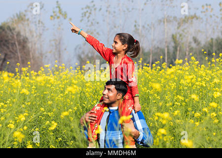 Happy ländlichen Dorfbewohner Vater Tochter zeigen auf etwas Bauernhof Dorf Stockfoto