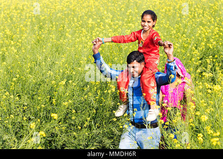 Ländliche Farmer Vater, die Tochter mit der Mutter Schulter Farm Fun-Cheerful Stockfoto