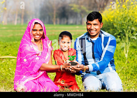 Ländliche Dorfbewohner Eltern und Mädchen, dass Werk Environmental-Concern Plant-Life Farm Stockfoto