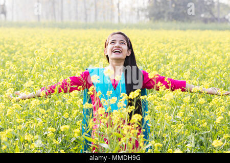 Eine ländliche Jugendmädchen ausgestreckten Armen Spaß Feld Dorf Stockfoto