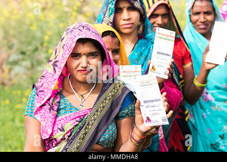 Gruppe ländlichen Dorfbewohner Frauen zeigen Aadhar Karte Regierung Identität Dorf Stockfoto